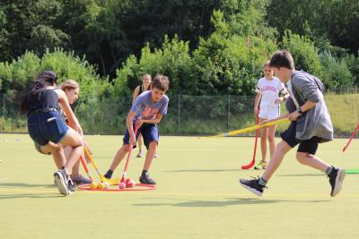 teenage boys and girls playing hockey best summer xuk camps london