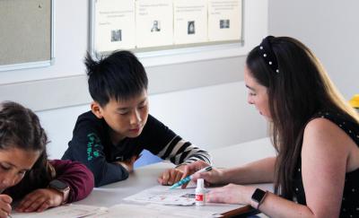 两名学生和他们的老师在英国一所高评价的英语暑期学校上课