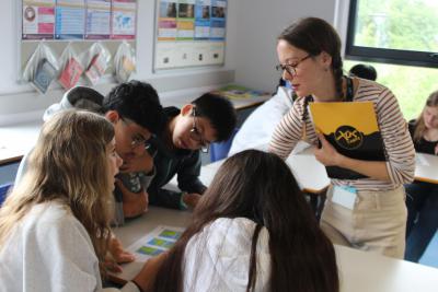Funcionário da XUK ensina adolescentes em cursos de inglês de verão na Inglaterra