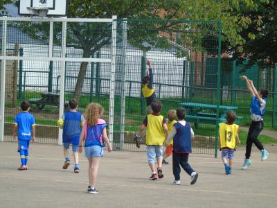 older campers playing basketball in Britain english speaking camp