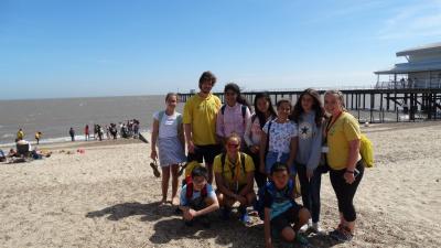 students on summer school trip learning english in london