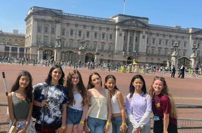 Grupo de chicas adolescentes en el campamento de verano de inglés XUK frente al Palacio de Buckingham en Londres