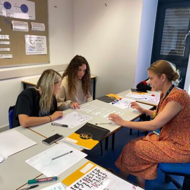 Niños y adolescentes disfrutando de un curso de inglés en verano en Reino Unido con XUK Camps